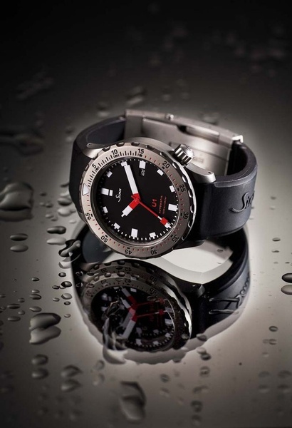 diver watch, analog watch, wrist watch, sports watch, automatic watch, bestseller push, minimalist, editorial, luxurious, calm, neutral, black